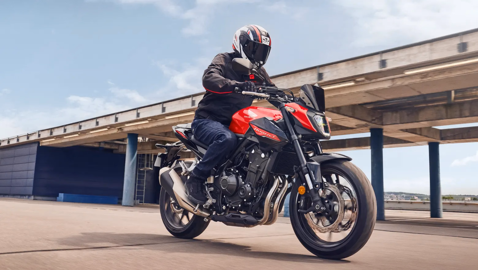 CB500 Hornet - Galeria - diagonal direita dianteira estacionamento - 1 de 17