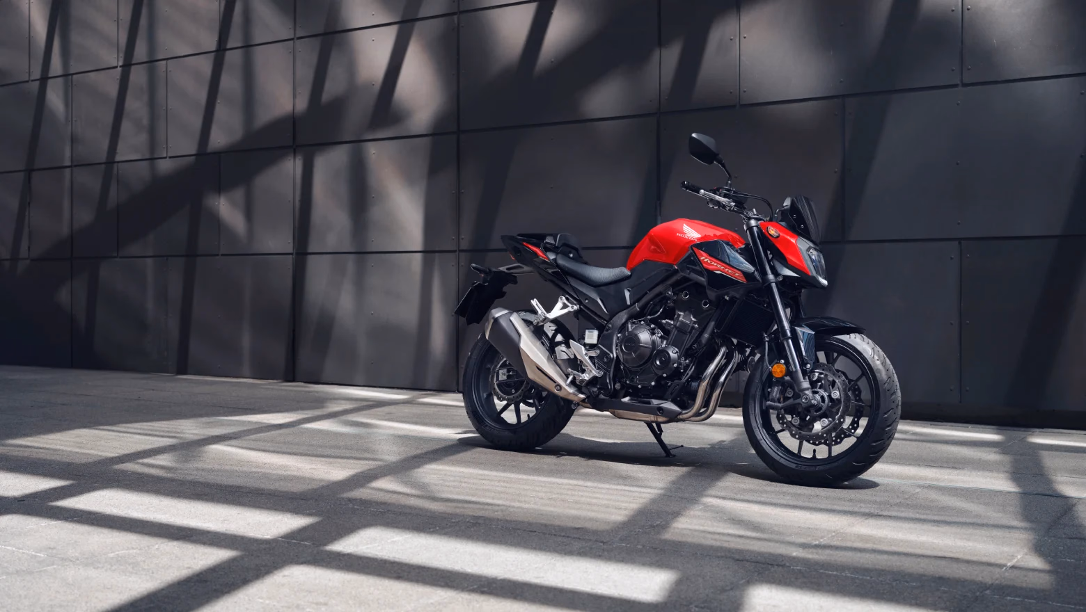 CB500 Hornet - Galeria - lateral direita estacionada - 2 de 17