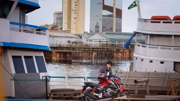 Moto Honda Nova Titan Edição Comemorativa de 50 Anos Com Modelo Visão Lateral Direita No Cais