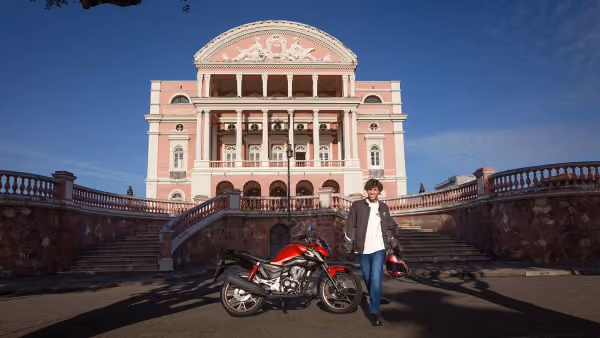 Moto Honda Nova Titan Edição Comemorativa de 50 Anos Com Modelo Visão Lateral Direita Em Mansão